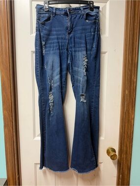 Women’s Distressed Dark Blue Jeans elite tea used in fair shape 13/31